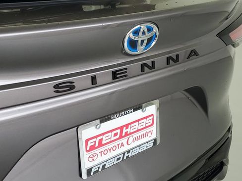 Used 2022 Toyota Sienna XSE w/ XSE Plus Package AWD/4WD image 8