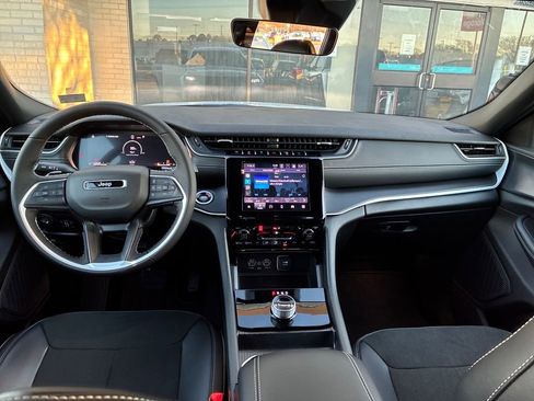 New 2025 Jeep Grand Cherokee L Altitude image 13