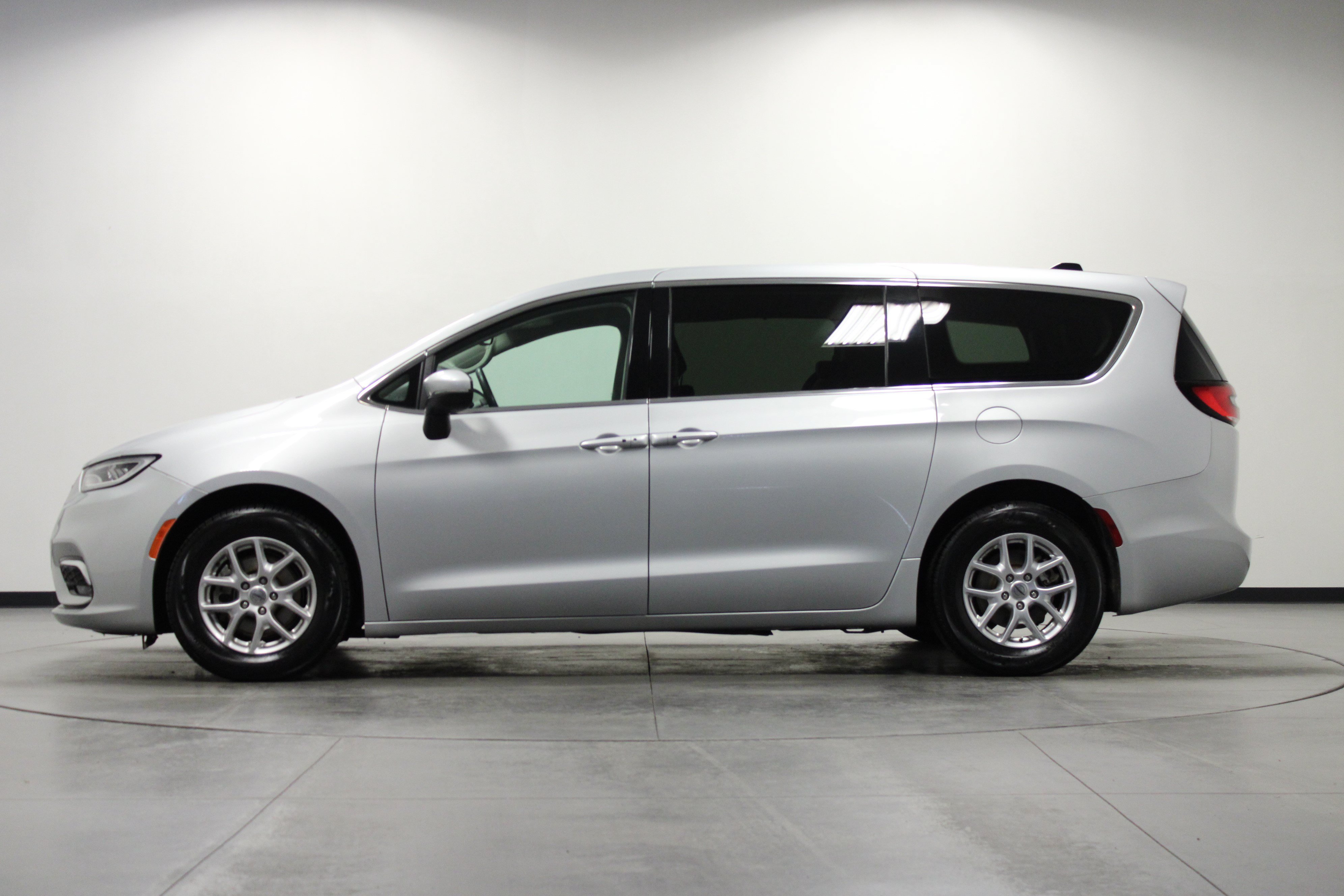 Used 2023 Chrysler Pacifica Touring-L FWD image 7