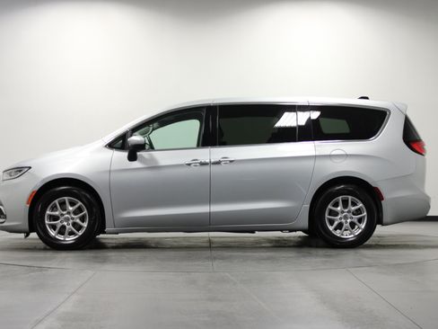 Used 2023 Chrysler Pacifica Touring-L FWD image 7