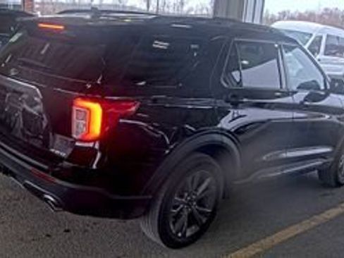 Used 2022 Ford Explorer XLT w/ Equipment Group 202A image 4