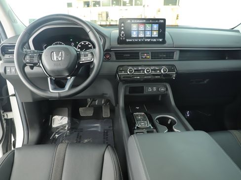 Used 2025 Honda Pilot Touring image 18