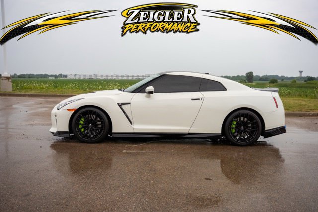 Used 2017 Nissan GT-R Premium w/ Premium Interior Package AWD/4WD image 4