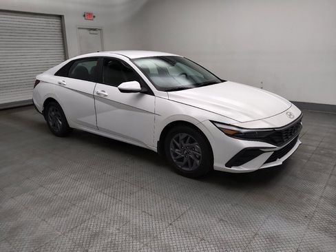 Used 2024 Hyundai Elantra SEL image 11