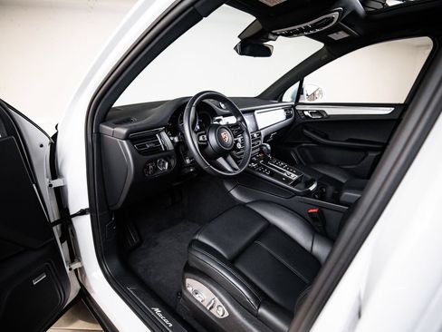 Certified 2026 Porsche Macan AWD/4WD image 4
