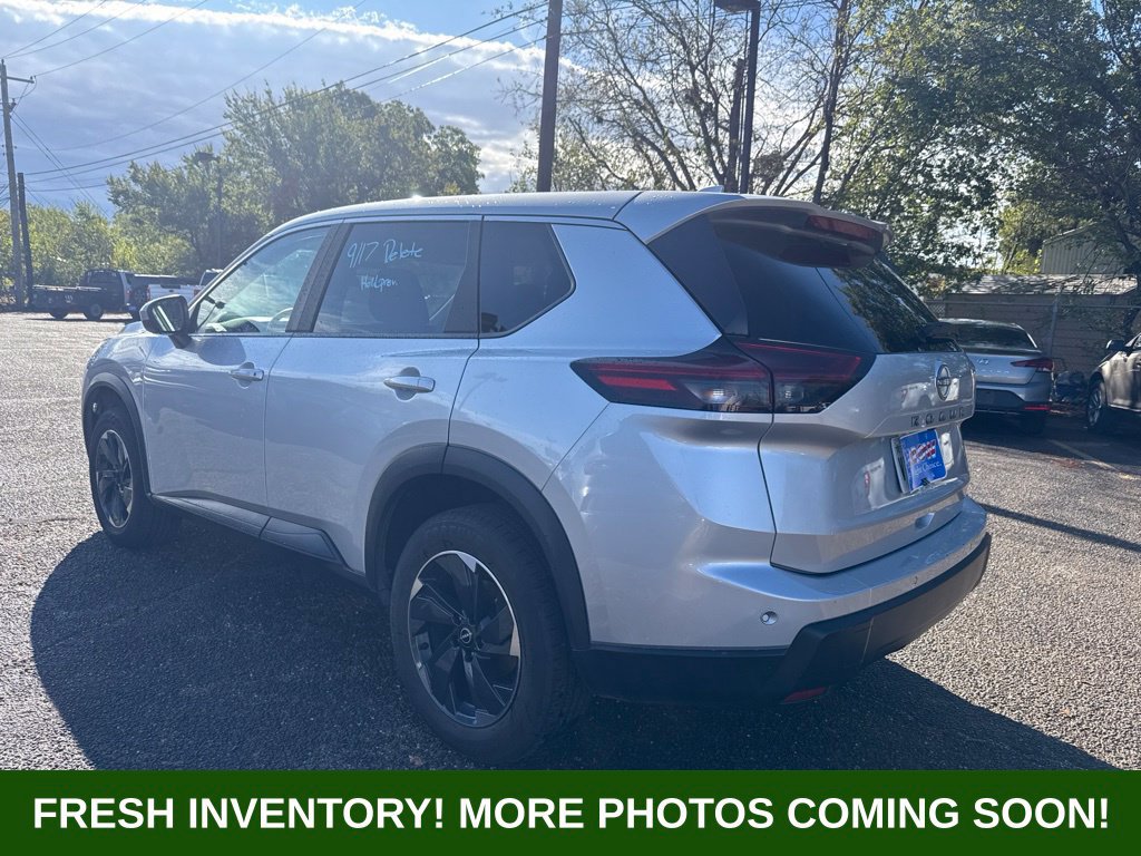 Used 2025 Nissan Rogue SV FWD image 4