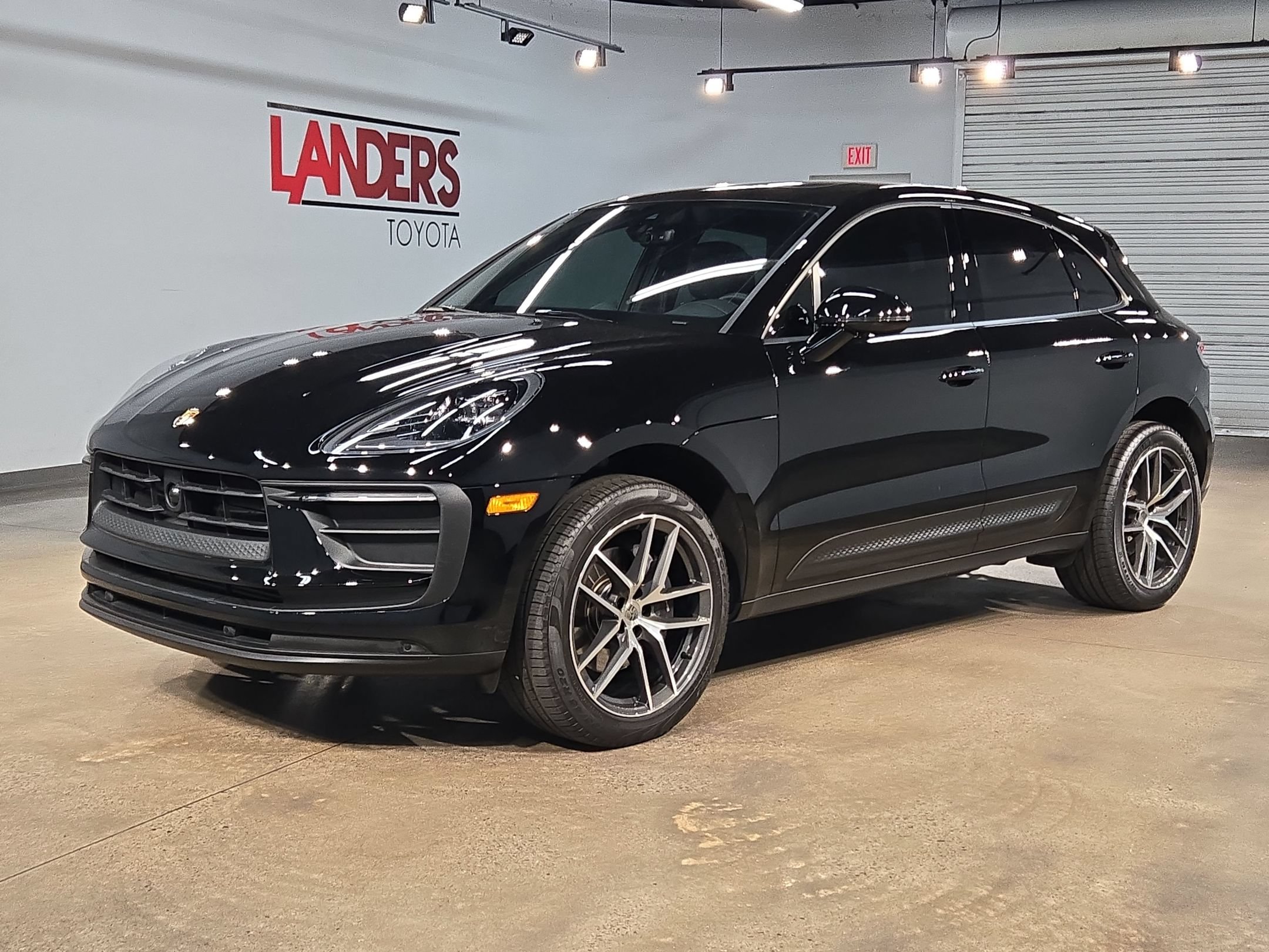 Used 2024 Porsche Macan AWD/4WD image 3