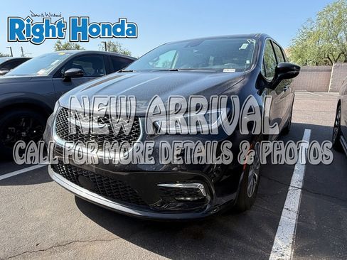 Used 2024 Chrysler Pacifica Limited FWD image 1