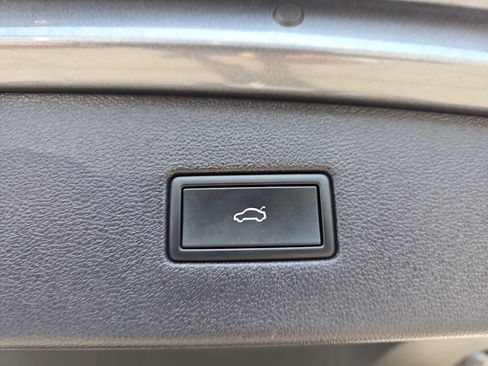 Used 2022 Volkswagen Tiguan SE FWD image 16