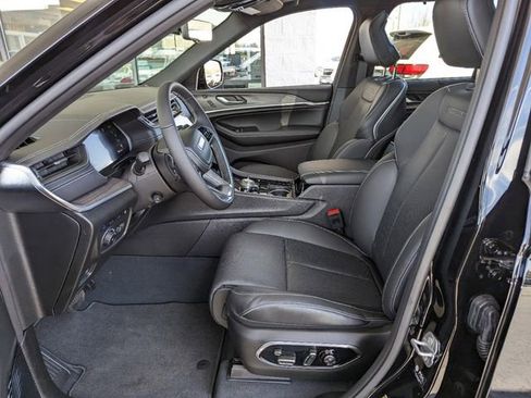 Used 2022 Jeep Grand Cherokee Overland w/ Luxury Tech Group IV AWD/4WD image 8