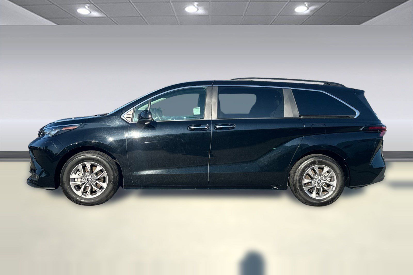Used 2026 Toyota Sienna XLE FWD image 2