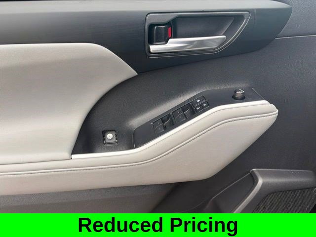 Used 2020 Toyota Highlander XLE AWD/4WD image 12