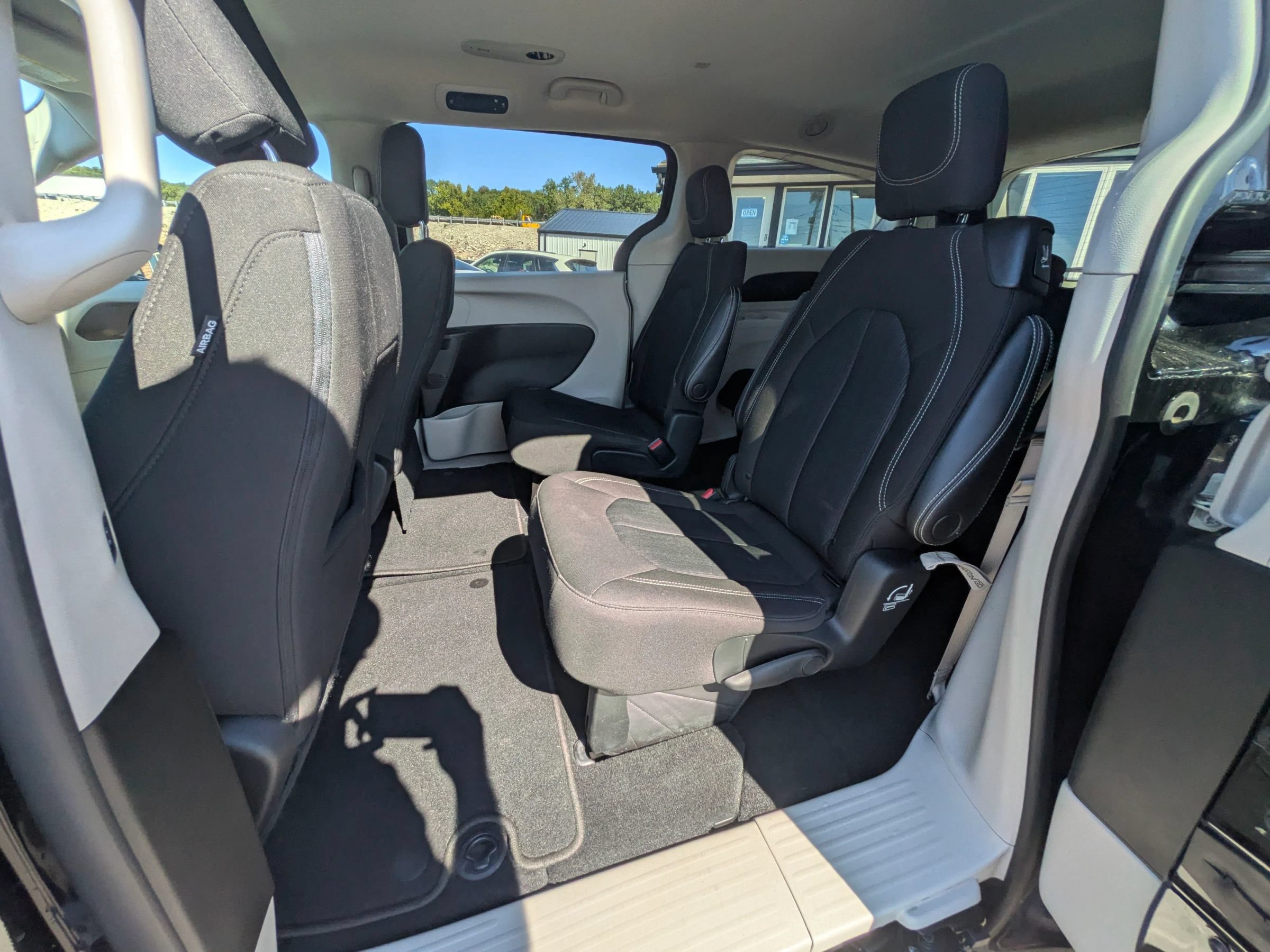 Used 2022 Chrysler Voyager LX FWD image 30