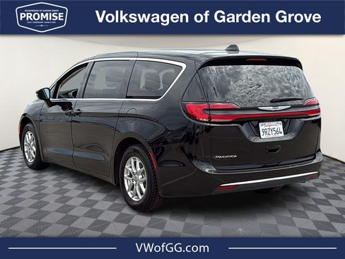 Used 2024 Chrysler Pacifica Touring-L FWD image 5