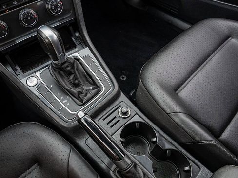 Used 2018 Volkswagen Golf SE image 27