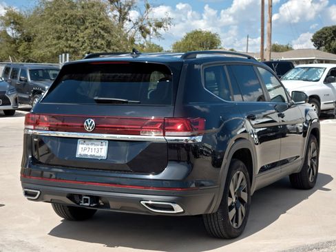 New 2024 Volkswagen Atlas SE image 4