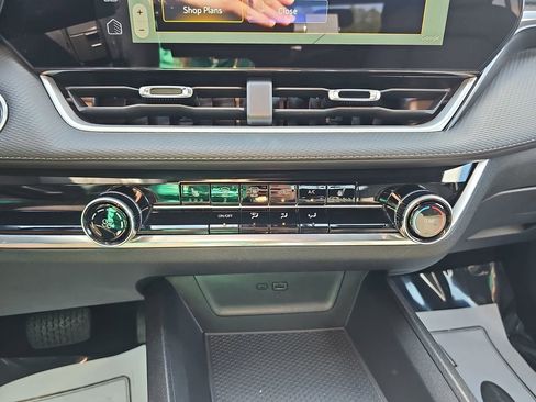 Used 2025 Chevrolet Equinox LT FWD image 28