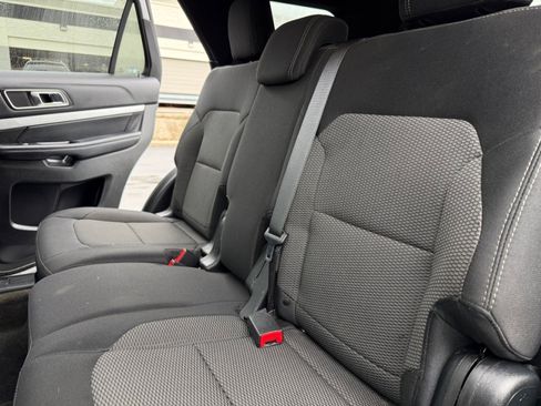 Used 2017 Ford Explorer XLT image 18