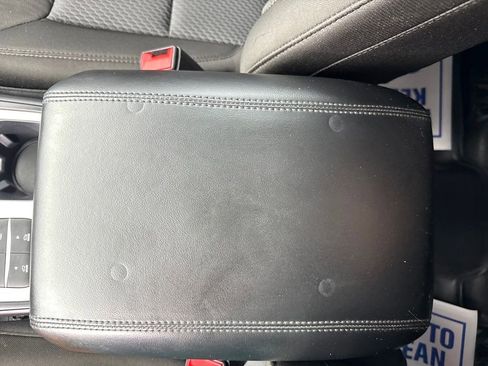 Used 2024 Ford Explorer XLT image 36