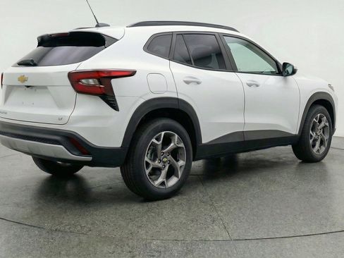 Used 2025 Chevrolet Trax LT w/ LT Convenience Package image 9