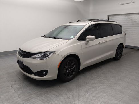 Used 2020 Chrysler Pacifica Touring-L Plus FWD image 2