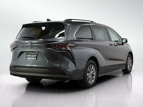 Used 2025 Toyota Sienna XLE AWD/4WD image 6