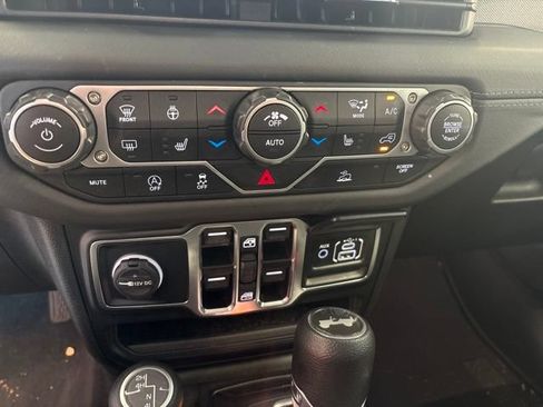 Used 2025 Jeep Wrangler Unlimited Sahara AWD/4WD image 30