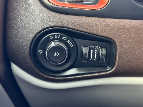 Used 2017 Jeep Renegade Limited image 28