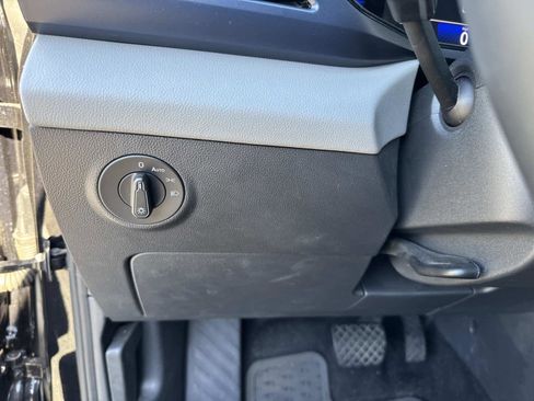 Used 2022 Volkswagen Taos SE w/ Panoramic Sunroof Package image 33