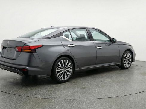 Used 2025 Nissan Altima 2.5 SV FWD image 9