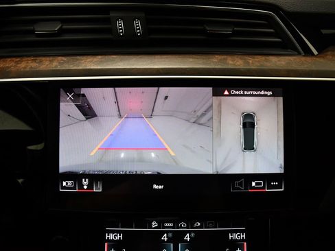 Used 2022 Audi e-tron Premium Plus w/ Premium Plus Package image 17