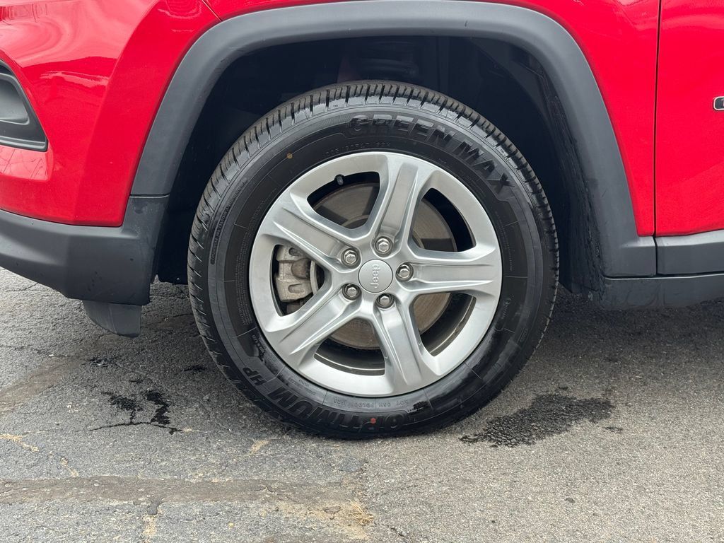 Used 2024 Jeep Compass Latitude AWD/4WD image 8