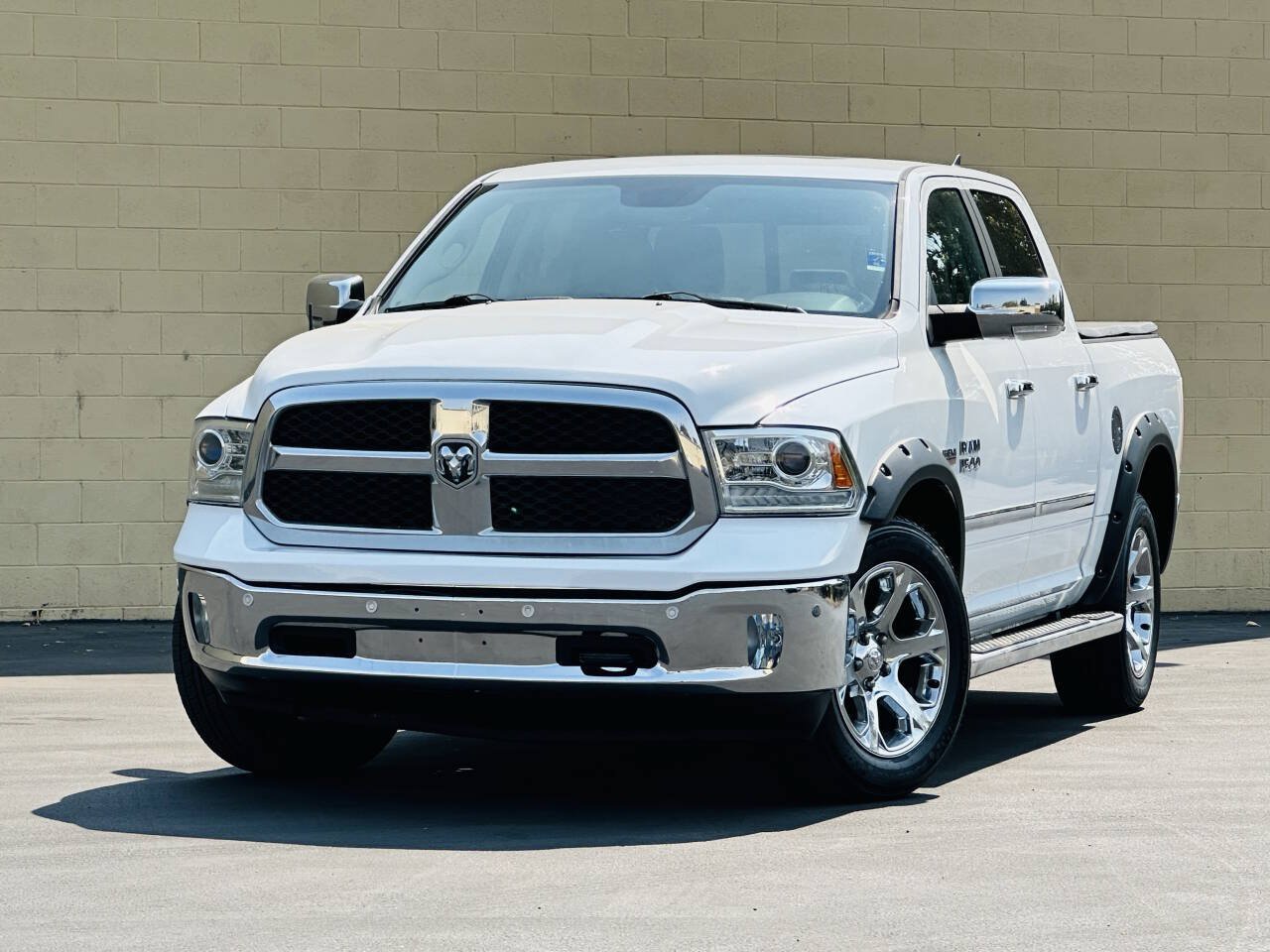 Used 2015 RAM 1500 Laramie w/ Convenience Group AWD/4WD image 2