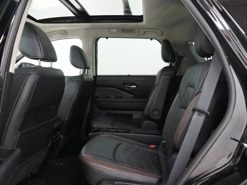 Used 2022 Nissan Pathfinder Platinum w/ Lighting Package (N92) AWD/4WD image 16