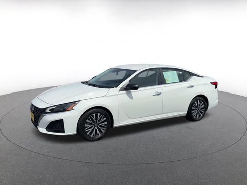Used 2025 Nissan Altima 2.5 SV FWD image 8