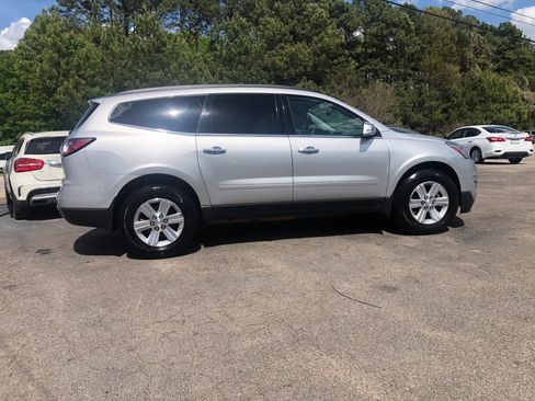Used 2014 Chevrolet Traverse LT image 2