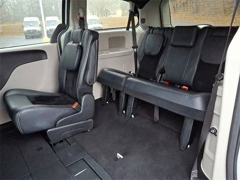 Used 2018 Dodge Grand Caravan SXT image 10