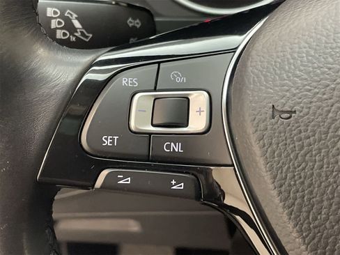 Used 2018 Volkswagen Tiguan SE image 12