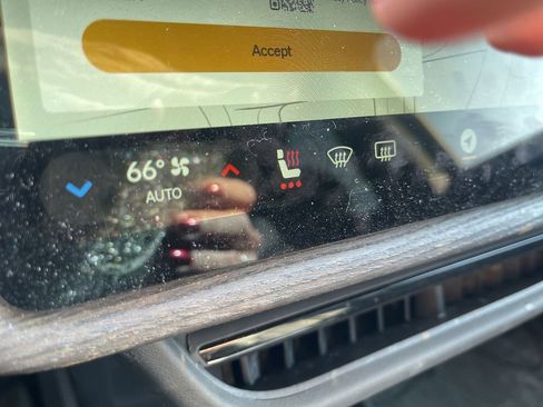 Used 2022 Rivian R1T Launch Edition image 16