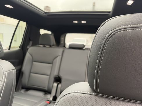 Certified 2025 Chevrolet Traverse LT w/ Sun and Wheel Package image 12