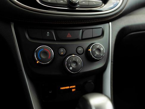 Used 2019 Chevrolet Trax LT w/ Driver Confidence Package AWD/4WD image 9
