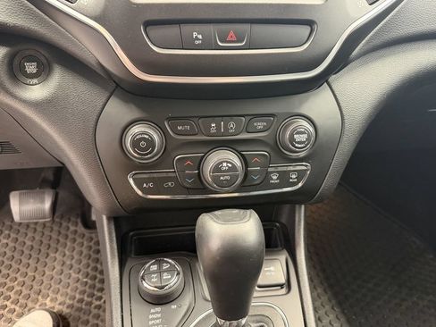 Used 2020 Jeep Cherokee Trailhawk w/ Cold Weather Group AWD/4WD image 18