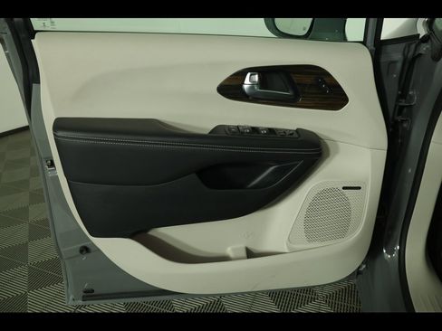 Used 2022 Chrysler Pacifica Limited image 19