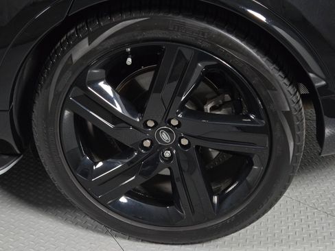 Used 2025 Land Rover Discovery Dynamic SE AWD/4WD image 10