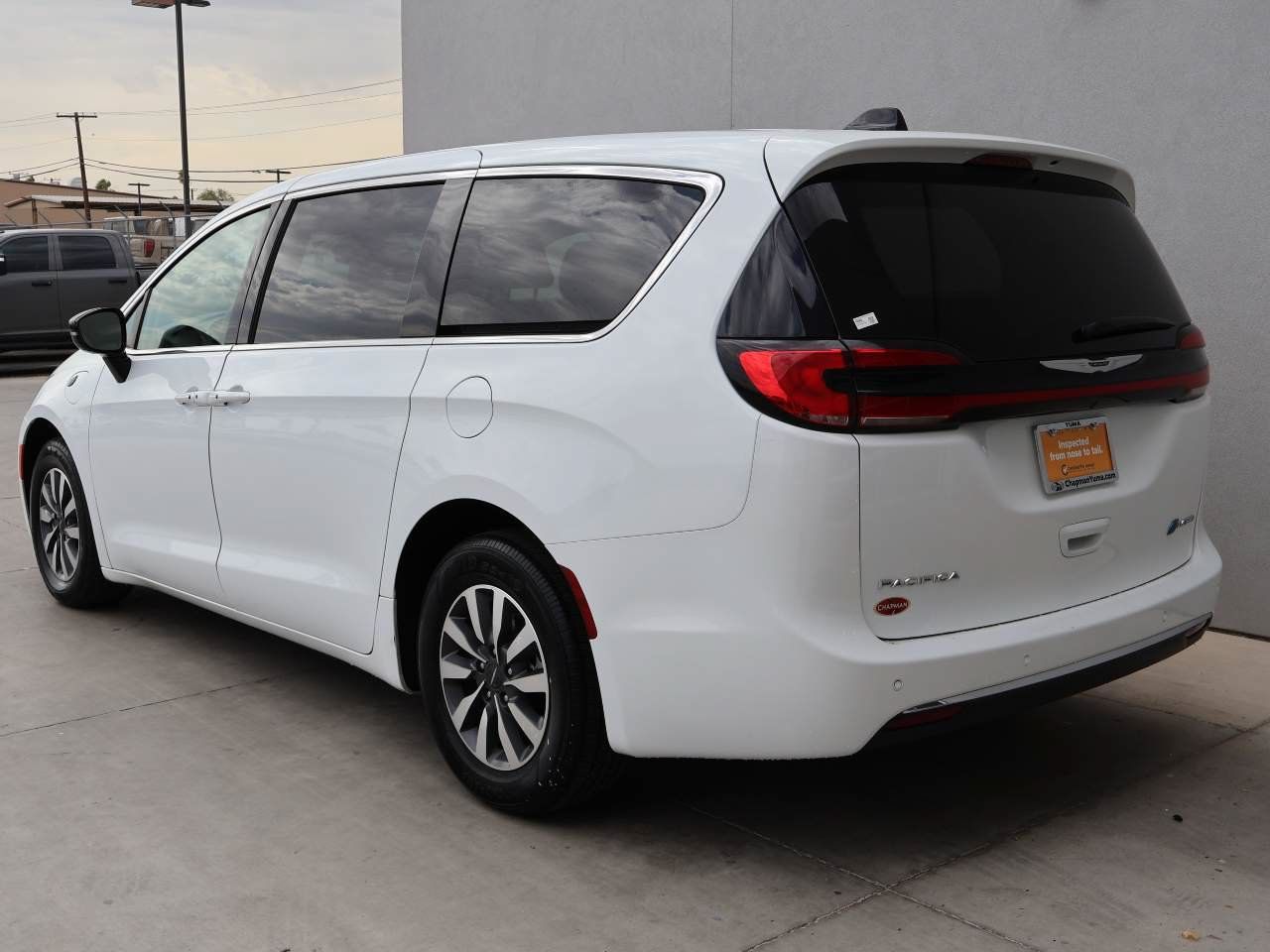 Used 2024 Chrysler Pacifica Limited FWD image 3