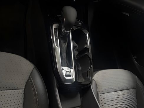 Used 2025 Chevrolet Trax LT w/ Sunroof Package FWD image 17
