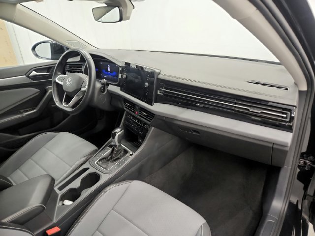 Used 2025 Volkswagen Jetta SE FWD image 24