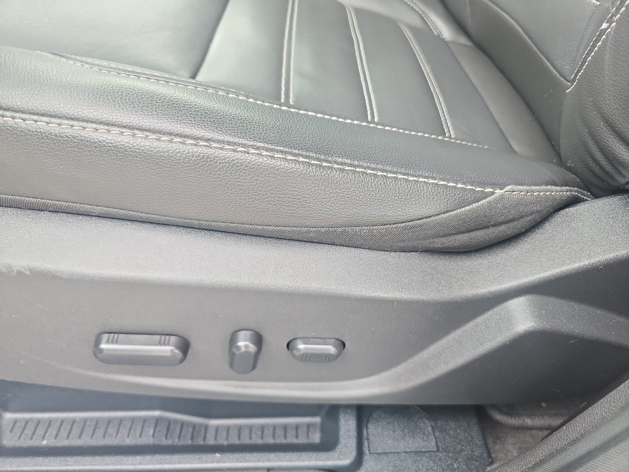 Used 2017 Ford Escape Titanium FWD image 17