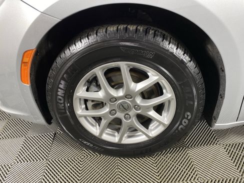 Used 2024 Chrysler Pacifica Touring-L image 12