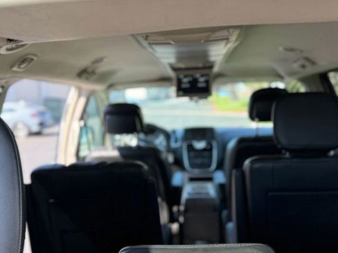 Used 2013 Chrysler Town & Country Touring image 16